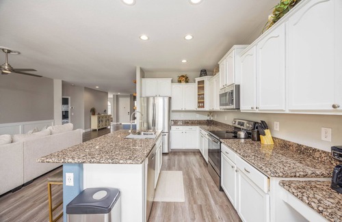 Laveen Meadows House | Spacious 4-bedroom/3-Bath house with pool and 8-person Spa in lovely Phoenix