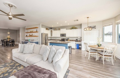 Laveen Meadows House | Spacious 4-bedroom/3-Bath house with pool and 8-person Spa in lovely Phoenix