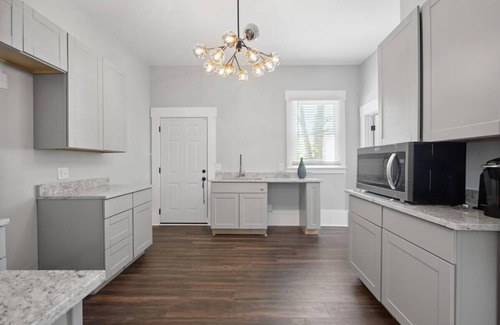 Metropolitan Apartment | Spacious 4-bedroom apartment in charming Savannah with AC, WiFi