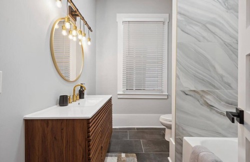 Metropolitan Apartment | Spacious 4-bedroom apartment in charming Savannah with AC, WiFi