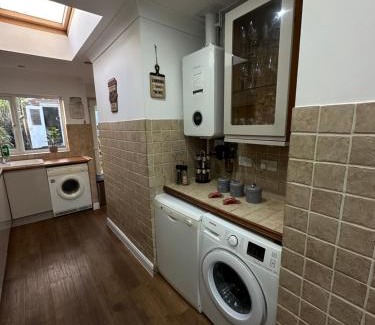 Coventry House | Spacious 4 Bedroom Contractors Friendly Home in Coventry Near Jaguar Land Rover & City Centre