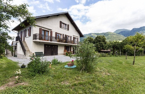 Lalley House | Spacious 4 bedroom gite "Menil" with Jacuzzi-Sauna in Trieves Vercors