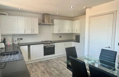 Faversham House | Spacious 4-Bedroom House - Garden & Free Parking
