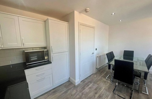 Faversham House | Spacious 4-Bedroom House - Garden & Free Parking