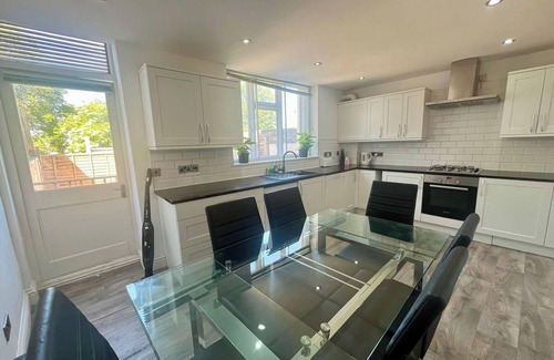 Faversham House | Spacious 4-Bedroom House - Garden & Free Parking