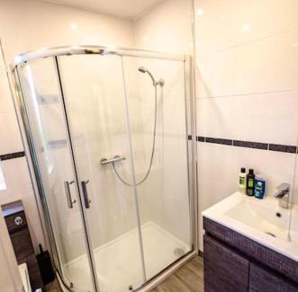 Coatbridge House | Spacious 4-Bedroom House in Glenboig