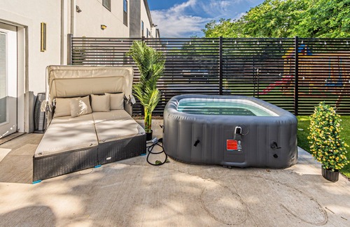 West Dallas House | Spacious 4-bedroom house in lovely Dallas W/Game room & Spa