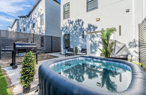 West Dallas House | Spacious 4-bedroom house in lovely Dallas W/Game room & Spa
