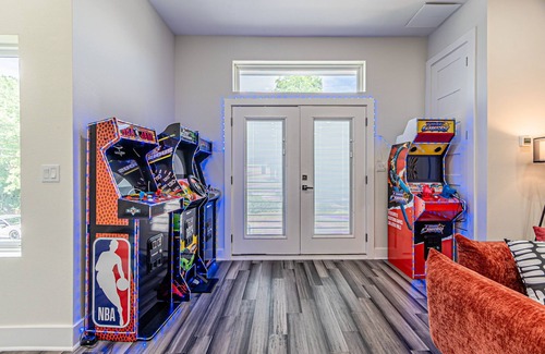 West Dallas House | Spacious 4-bedroom house in lovely Dallas W/Game room & Spa