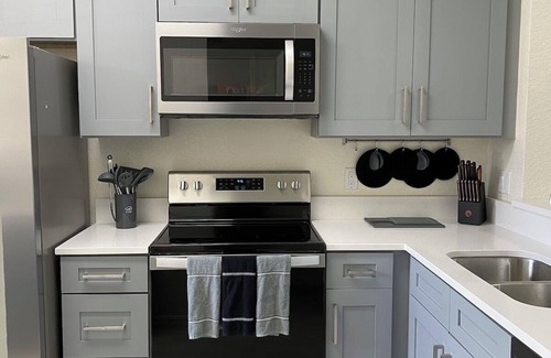 Regal Palms House | Spacious 4 Bedroom Resort Near All Florida Attractions! Disney & Universal!