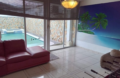 San Salvador House | Spacious 4 bedroom&Pool and 2 jacuzzis, WiFi, AC In Amazing area in San Salvador