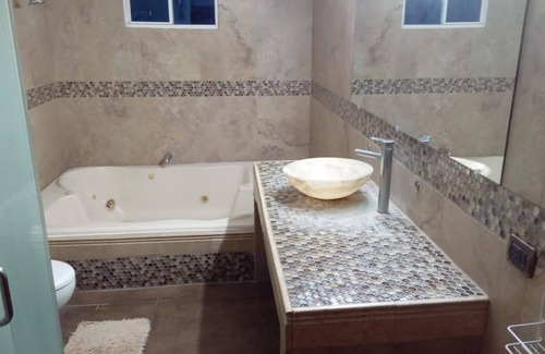 San Salvador House | Spacious 4 bedroom&Pool and 2 jacuzzis, WiFi, AC In Amazing area in San Salvador