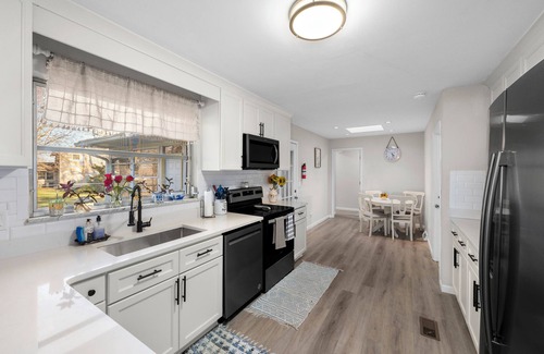 Columbus House | Spacious 4 bedrooms 3 full bath house in delightful Columbus with AC, WiFi
