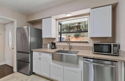 Auburn House | Spacious 4-BR Retreat in Auburn w/AC & King Bed