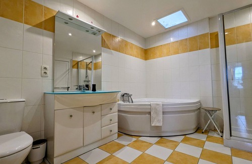 Chateauroux Bed & Breakfast | Spacious 4-Person Room with Private Bath and Breakfast Included