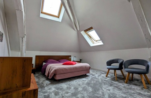 Chateauroux Bed & Breakfast | Spacious 4-Person Room with Private Bath and Breakfast Included