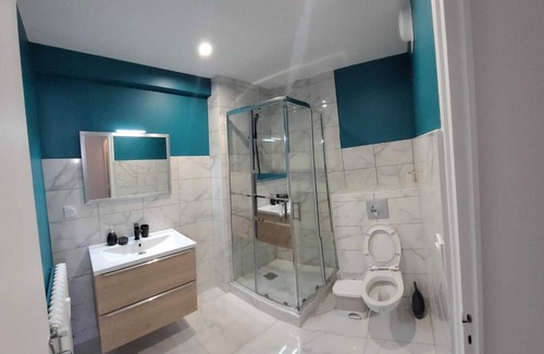 Neuville-sur-Saone Apartment | Spacious 4-room apartment in the center of Neuville-sur-saone