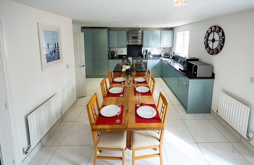 Romsey House | Spacious 4BD Home with Patio garden, BBQ and Parking
