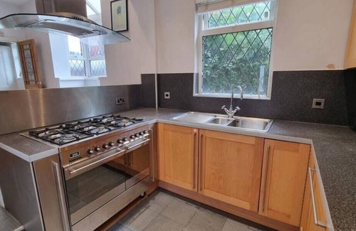 Manchester House | Spacious 4BD with great links to Manchester centre