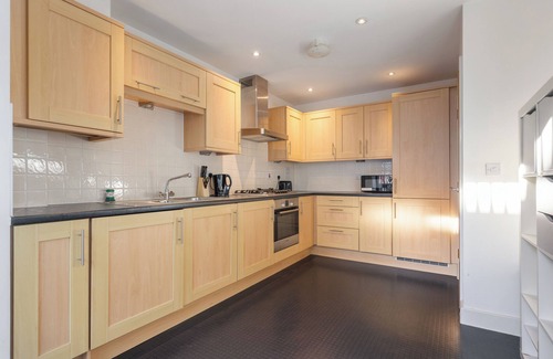Redhill House | Spacious 4Bed House Redhill Train Station
