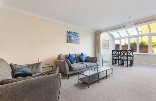 Redhill House | Spacious 4Bed House Redhill Train Station
