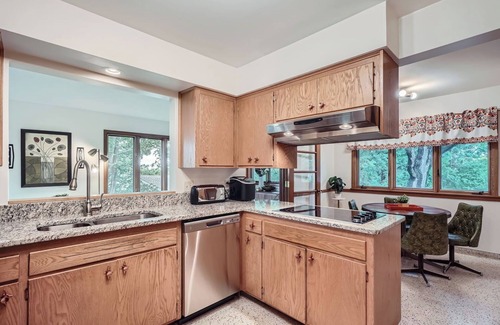 Fridley House | Spacious 4bedroom 3 bath vacation home NE of Minneapolis, short drive to it all!