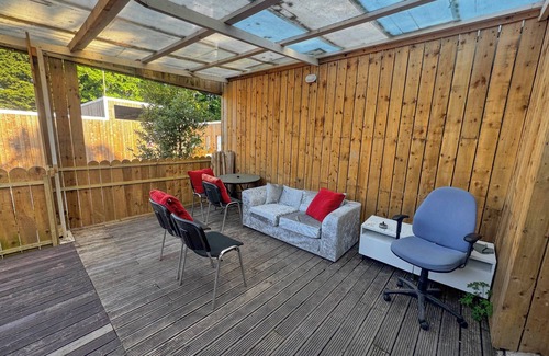 Hale House | Spacious 4BR Bungalow with Parking Near Spider-Man Filming Locations