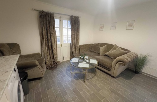 Hale House | Spacious 4BR Bungalow with Parking Near Spider-Man Filming Locations