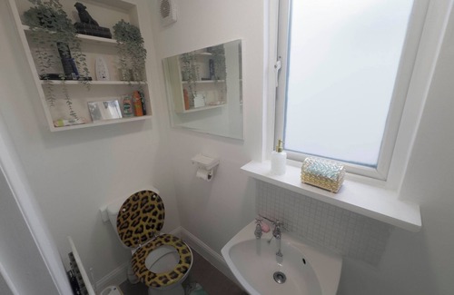 Hale House | Spacious 4BR Bungalow with Parking Near Spider-Man Filming Locations