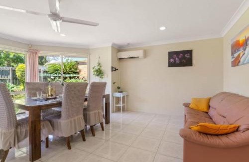 Forest Lake House | Spacious 4BR family retreat near mall at Forest Lake