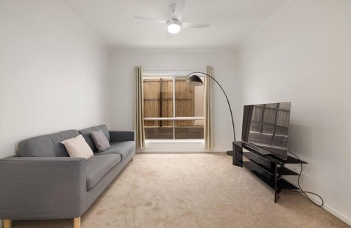 Greenbank House | Spacious 4BR Modern Home by Parks and Forest