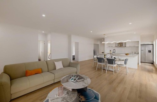 Greenbank House | Spacious 4BR Modern Home by Parks and Forest