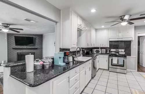 Bedford House | Spacious 4BR Near DFW & Stadium