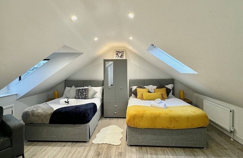 Faversham House | Spacious 5 bed House 3 bathrooms, 9 beds sleeps 12