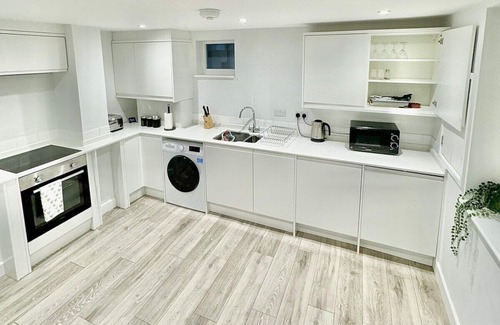 Faversham House | Spacious 5 bed House 3 bathrooms, 9 beds sleeps 12