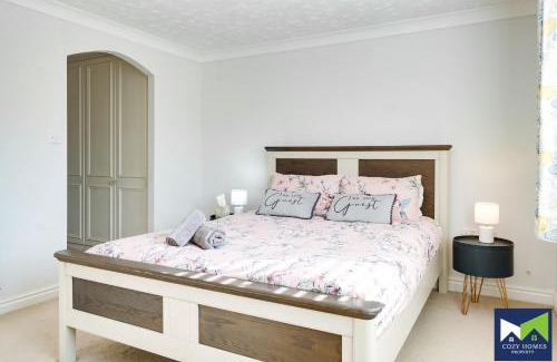 Rufford House | Spacious 5 Bedroom 2 Bathroom Home with Parking, WiFi and Garden Near NEC, HS2 and Solihull