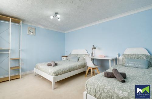 Rufford House | Spacious 5 Bedroom 2 Bathroom Home with Parking, WiFi and Garden Near NEC, HS2 and Solihull
