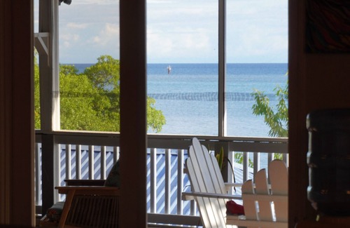 Dixon Cove House | Spacious 5-bedroom beachfront home with AC centrally located in Roatan.