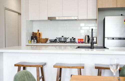 Austral House | Spacious 5-bedroom building in brilliant Austral with AC
