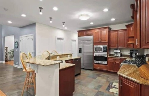 Roselle House | Spacious 5-bedroom Chicago suburban vacation home!