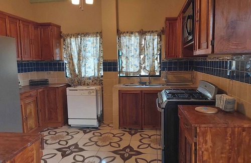 Ahuachapan House | Spacious 5-bedroom house in charming Ahuachapan with WiFi, AC