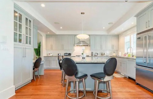 Dunbar House | Spacious 5-bedroom house in fabulous Vancouver, Sleeps 9+1
