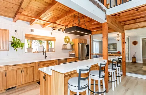 Wilson Creek House | Spacious 5-bedroom house w/fishing pond, WiFi, hot tub in Grayson Co Mountainsn