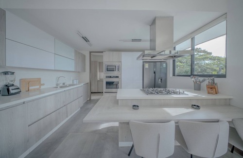Villa Hermosa House | Spacious 5-bedroom house in amazing Medellín with WiFi