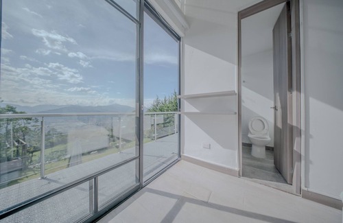 Villa Hermosa House | Spacious 5-bedroom house in amazing Medellín with WiFi