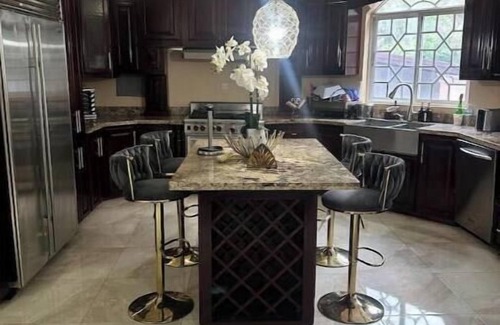 Kingston House | Spacious 5-bedroom house in lovely Kingston with WiFi, AC