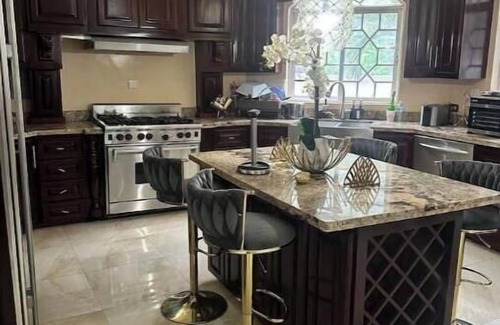 Kingston House | Spacious 5-bedroom house in lovely Kingston with WiFi, AC
