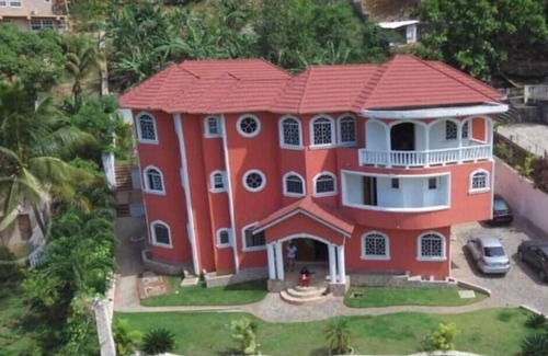 Kingston House | Spacious 5-bedroom house in lovely Kingston with WiFi, AC