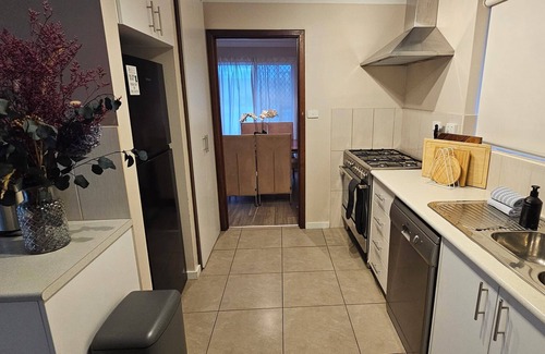 Hannans House | Spacious 5 bedroom house opposite IGA and golf course