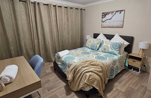 Hannans House | Spacious 5 bedroom house opposite IGA and golf course